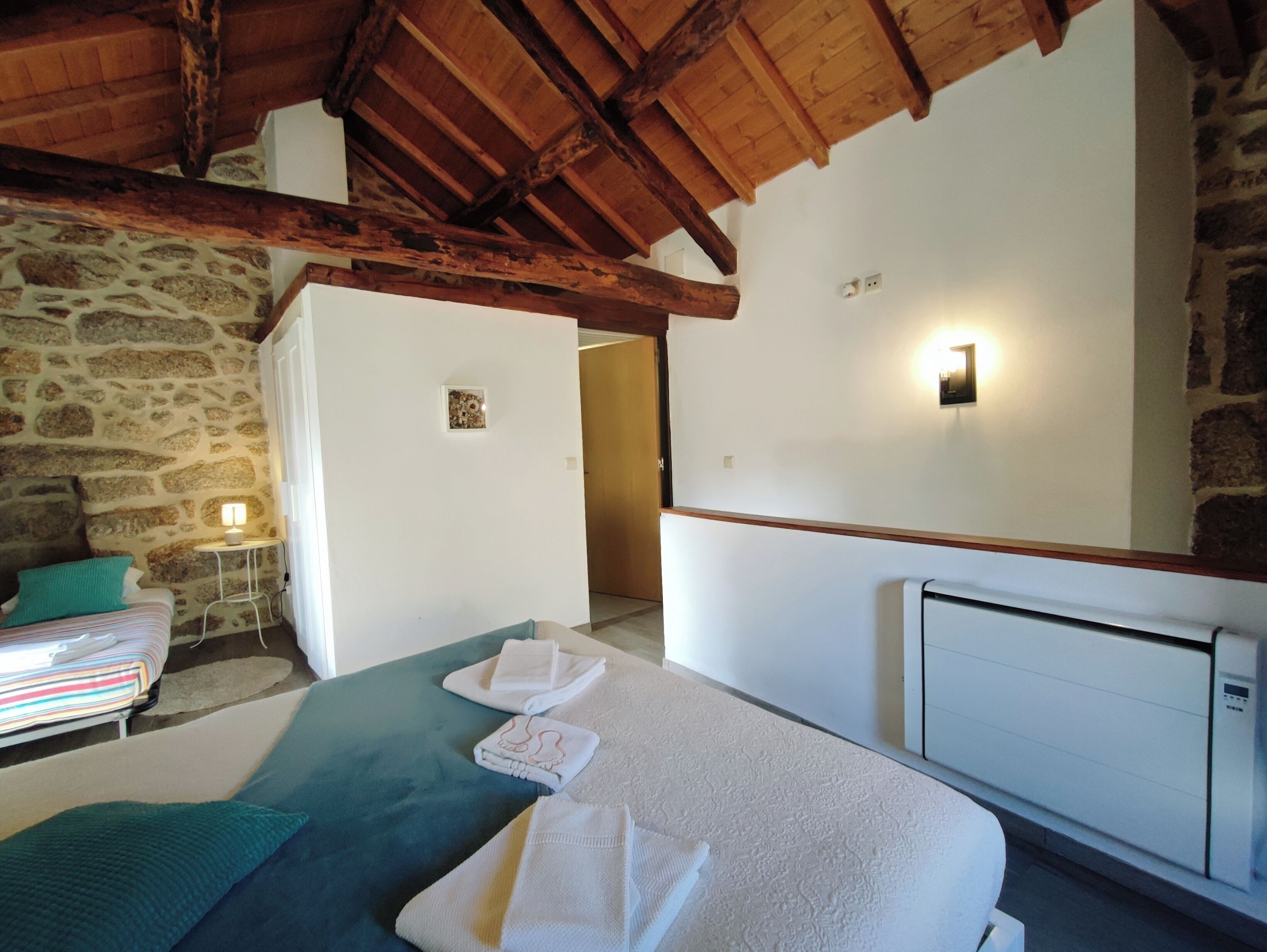 Cottage phong cách cổ điển, quang cảnh núi | Phòng tắm | Khăn tắm, xà phòng, giấy vệ sinh 