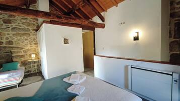 Cottage phong cách cổ điển, quang cảnh núi | Phòng tắm | Khăn tắm, xà phòng, giấy vệ sinh