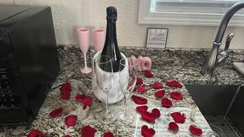 Réfrigérateur, micro-ondes, batterie de cuisine, vaisselle et ustensiles