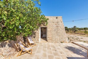 Terrace/patio - 5 km from the beaches of Pescoluse, charming trullo in the countryside in Salve (Salve)
