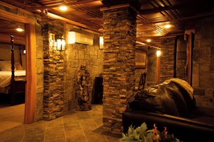 Suite Royal | Zona de estar | Smart TV de 40 pulgadas con canales digitales, además de Netflix, Hulu