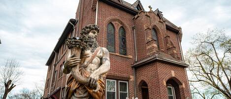 Vista frontal de la propiedad