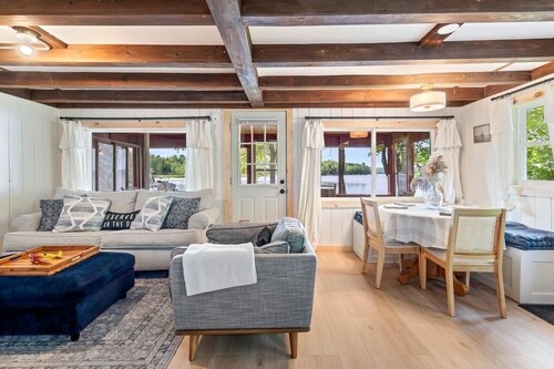 Salt water hot tub, king size beds, dog friendly, ice fishing