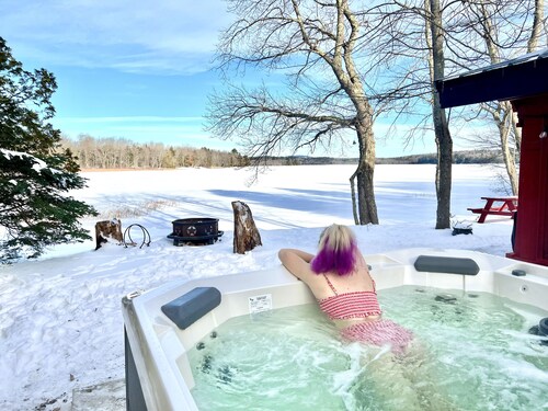 Salt water hot tub, king size beds, dog friendly, lake front, dock, boat launch