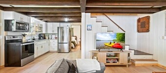 Zeus's Landing at Cottages of Maine Gradual beachfront, King Beds, Dog Friendly