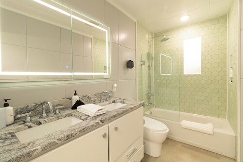 Lustrous Lustron