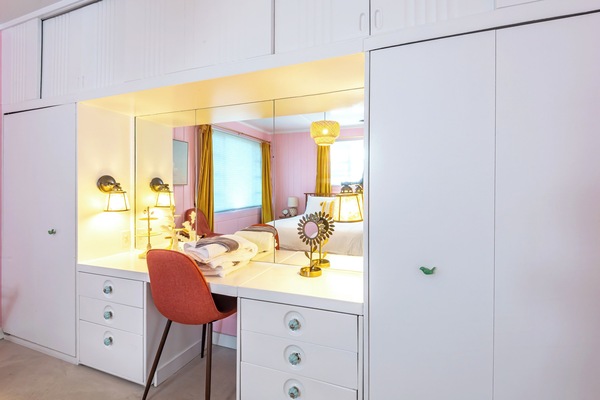 2 slaapkamers, een bureau, een strijkplank/strijkijzer, reisbedje