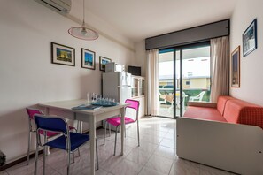 Apartment, 1 Schlafzimmer, Balkon, Meerblick | Wohnzimmer