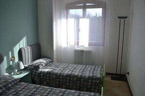 2 bedrooms, iron/ironing board, travel crib, WiFi - Chalet in Chianti with swimming pool and tennis court (Siena)