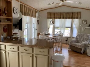 Smart TV, mesa de pingue-pongue, aparelho de som