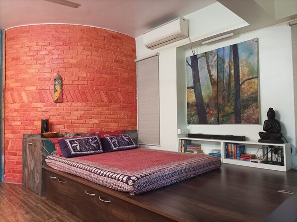 1 bedroom, desk, iron/ironing board, WiFi