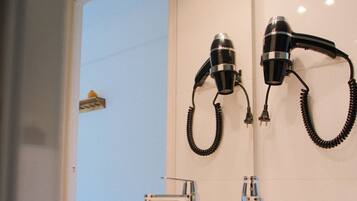 Classic-Zweibettzimmer, Blick auf den Innenhof | Badezimmer | Dusche, Haartrockner, Handtücher, Seife