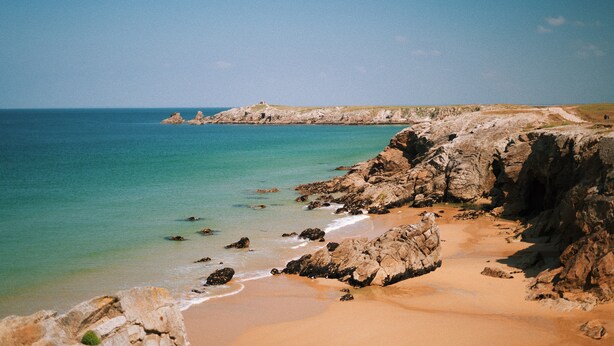 A coastal landscape with a sandy beach, rocky outcrops, and calm sea. - DUNE (Saint-Pierre-Quiberon)