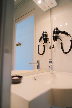 Shower, pengering rambut, handuk, dan sabun