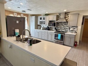 Fridge, microwave, oven, stovetop - Luxury Waterfront Retreat near Daytona Beach (Daytona Beach)