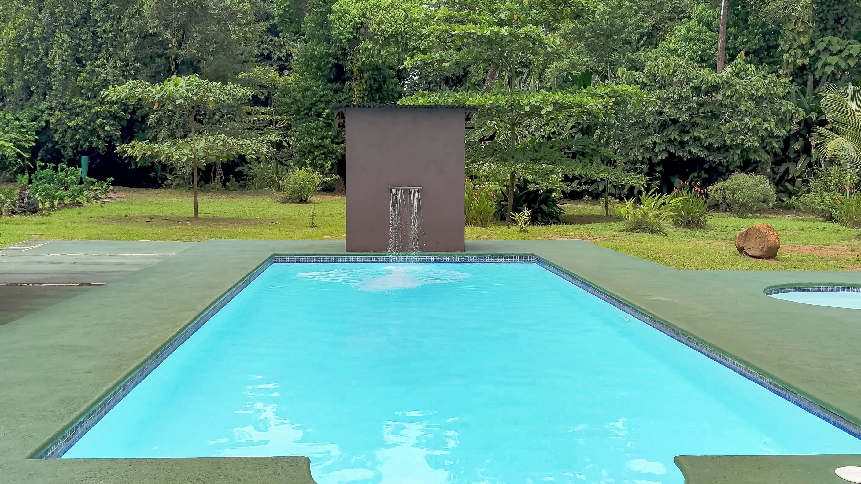 2 outdoor pools