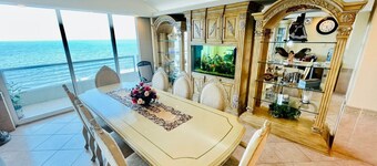 Super luxury oceanfront penthouse! Torre Catania, families welcome