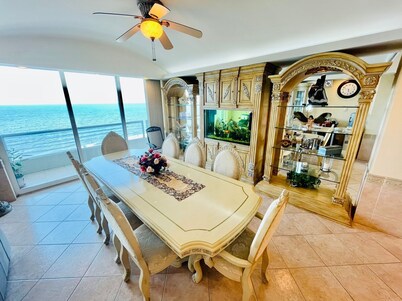 Super luxury oceanfront penthouse! Torre Catania, families welcome