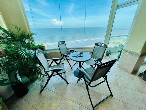 Super luxury oceanfront penthouse! Torre Catania, families welcome