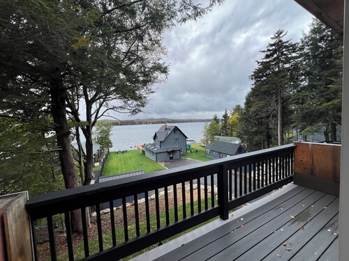 Year-round waterfront vacation rental ~BlueSky Lodge