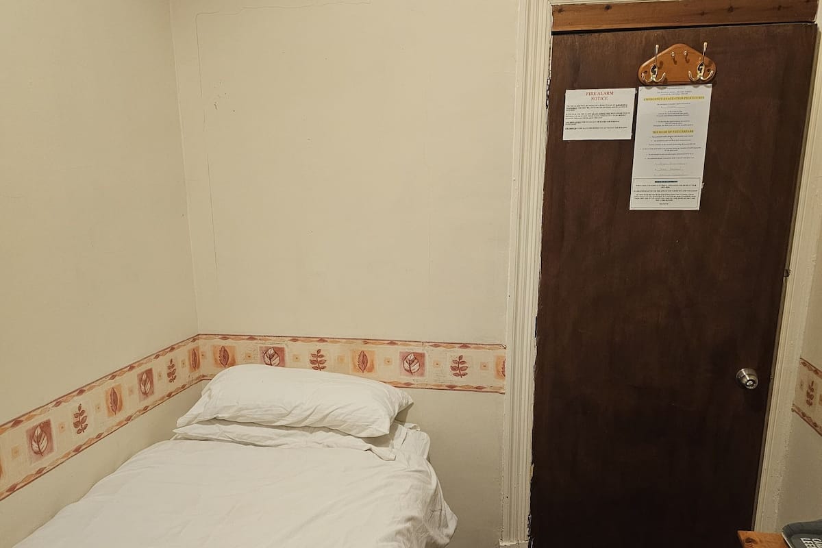 Basic Single Room, Courtyard View | Hypo-allergenic bedding available, desk, laptop workspace, WiFi (free)
