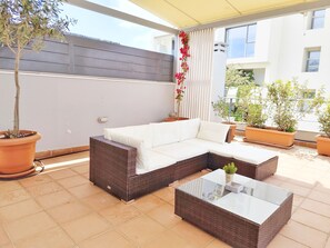 House, 5 Bedrooms, Accessible, Balcony | Living room | Books