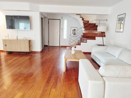 Casa, 5 habitaciones, accesible para personas con discapacidad, balcón | Sala de estar | Libros