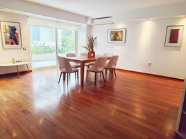 Casa, 5 habitaciones, accesible para personas con discapacidad, balcón | Comedor