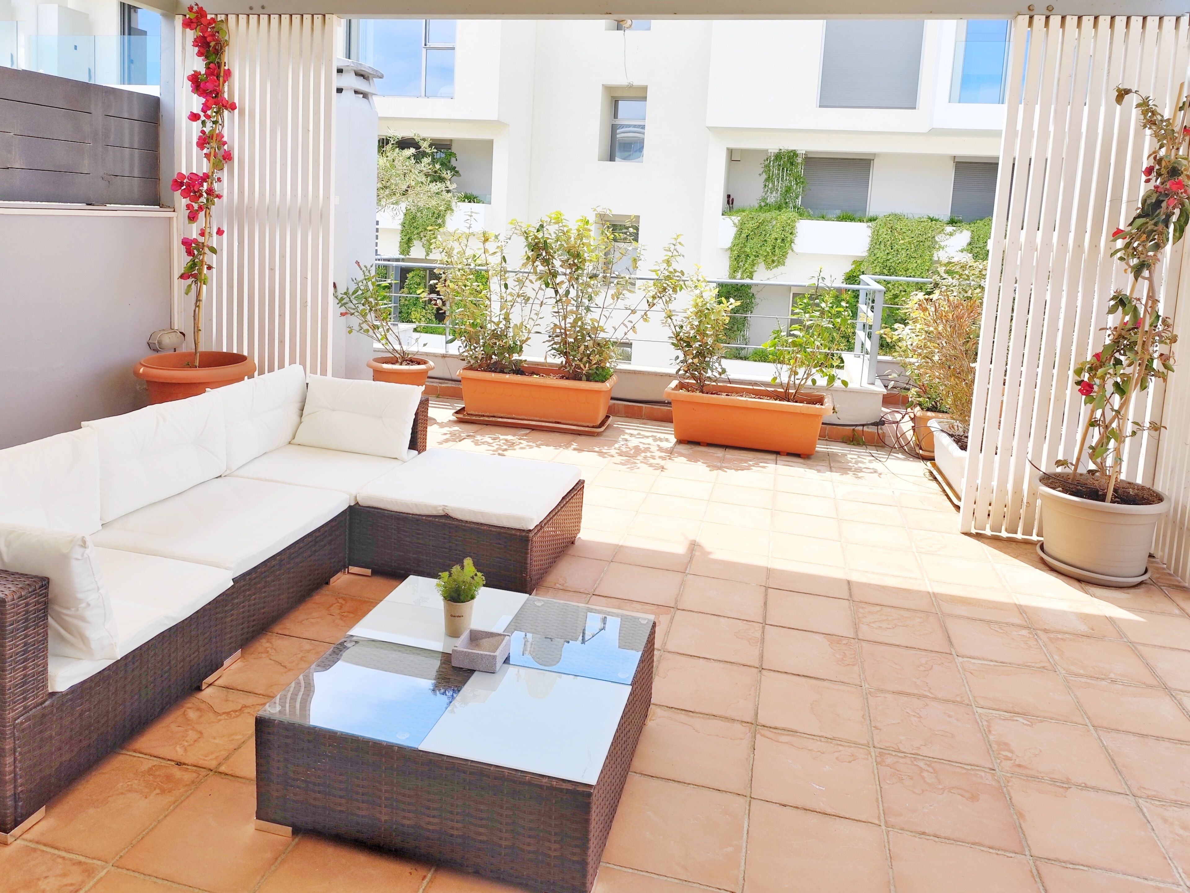 Ferienhaus, 5 Schlafzimmer, barrierefrei, Balkon | Wohnzimmer | Bücher