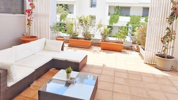 House, 5 Bedrooms, Accessible, Balcony | Ruang tamu | Buku-buku