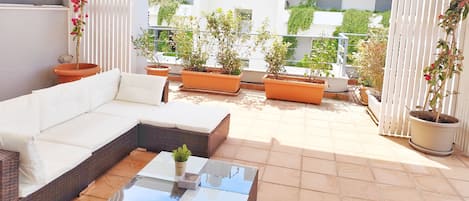 Casa, 5 habitaciones, con acceso para personas discapacitadas, balcón | Sala de estar | Libros