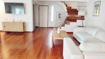 House, 5 Bedrooms, Accessible, Balcony | Ruang tamu | Buku-buku