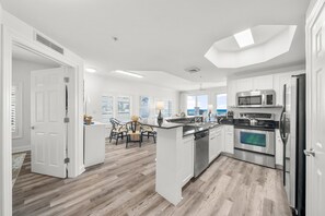 Réfrigérateur, four à micro-ondes, un four, surface de cuisson