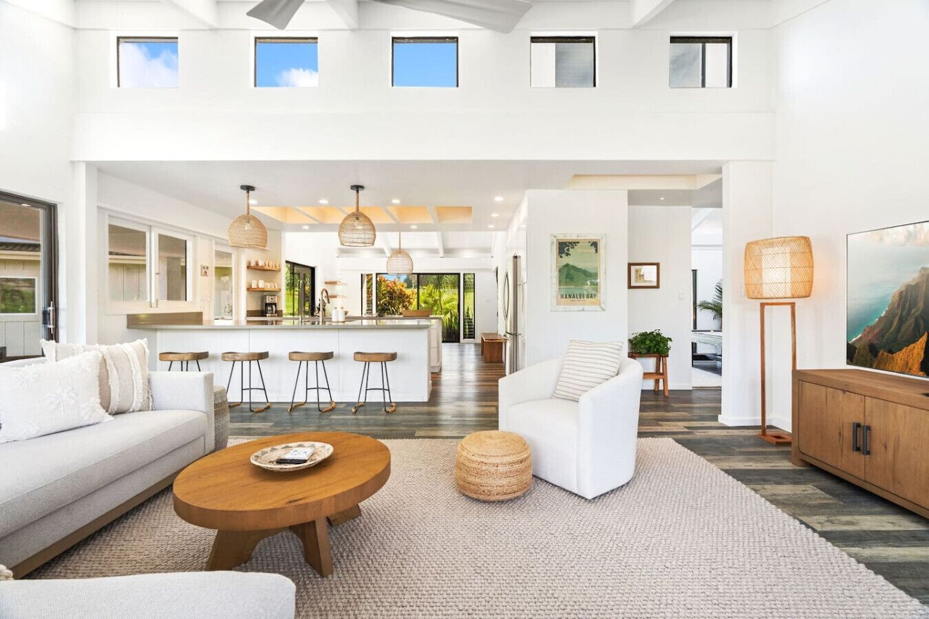 Smart-tv, een tafeltennistafel, boeken en een stereo