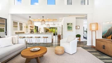 Smart TV, ping pong, books, stereo