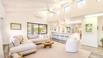 Smart TV, ping pong, books, stereo