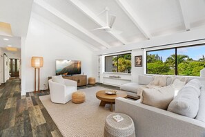 تلفزيون ذكي، تنس طاولة، كُتُب، ستيريو