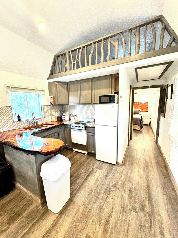 Kjøleskap, mikrobølgeovn, ovn og kokeplater