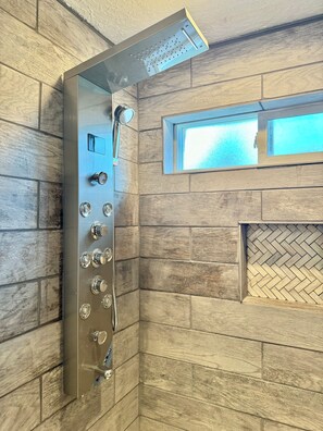 淋浴設備、風筒、提供毛巾、番梘