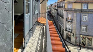 A narrow street with buildings on either side, a staircase, and a pedestrian walkway. - Studio.Ø5 City View (Porto)
