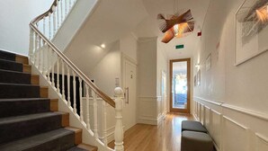 A staircase with wooden steps and white balusters leading to a landing. - Studio.Ø5 City View (Porto)
