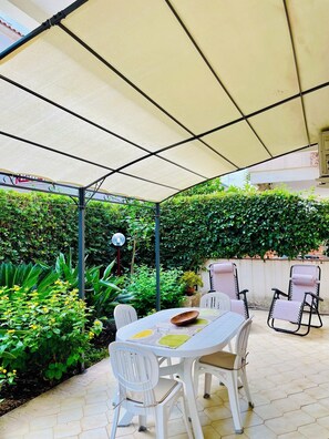 Outdoor dining - Shalacory, your corner of Sicily between sea and volcano. (Riposto)