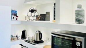 Une cuisine équip ée d’un grille-pain moderne, d’une bouilloire et d’un four à micro-ondes.