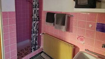 Hårtork, handdukar, tvål och toalettpapper