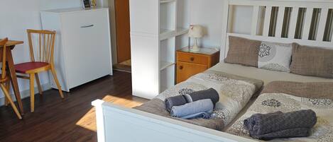 1 slaapkamer, een strijkplank/strijkijzer, beddengoed