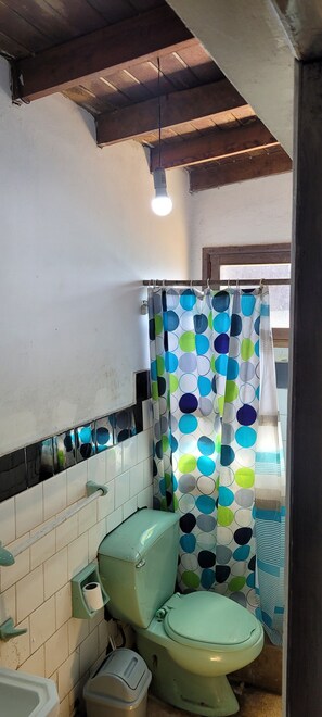 Serviettes fournies, papier toilette