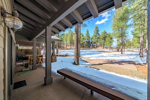 Stunning High-End Retreat Surrounded by Pines w/AC