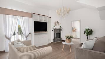 Huoneisto, merinäköala | Oleskelualue | 40–tuumainen taulutelevisio, jossa digitaalikanavat