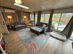 Smart TV, fireplace, books - Midtown Cottage, unique stone patio, family-dog friendly newly remodeled. (Tulsa)
