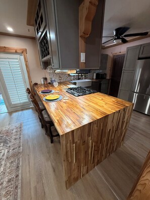 雪櫃、微波爐、焗爐、爐具